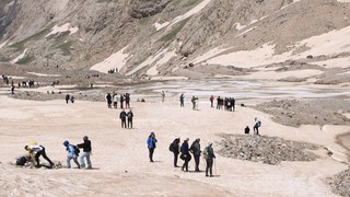 Türkiye'nin büyüleyen 20 bin yıllık buzullarına turist akını başladı