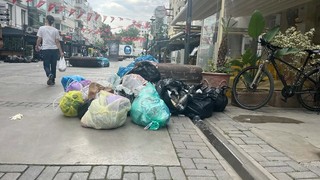 İzmir'deki grevde 3. gün: Şehrin dört bir yanından çöp yığınları yükseliyor!