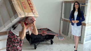İki çocuk annesi, sırtında taşıdığı beyaz eşyalarla önce patron ardından fenomen oldu