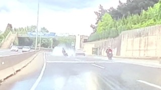 Korkunç motosiklet kazası kamerada: Kanalizasyon suları hayatlarının sonu oluyordu