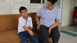 Bir aile 7 yaşındaki otizmli çocuklarının vücudundaki morluk ve tırnak izleri için harekete geçti!