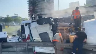 İstanbul trafiğinde büyük kaza: Trafik arapsaçına döndü!