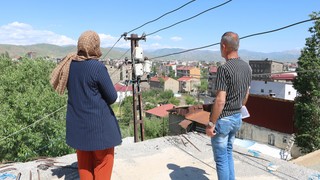 Komedi filmi değil, gerçek... Bu elektrik direğinin bir ailenin başına açmadığı iş kalmadı!