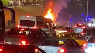 İstanbul trafiğinde korku dolu anlar: Kaza yapan araç alevler içinde kaldı!