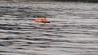 İki yumurcağın İstanbul Boğaz'ndaki deniz sefası yürekleri ağızlara getirdi