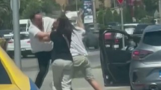 İstanbul trafiğinde yumruk yumruğa kavga