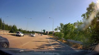 Otobanda orta şeritte tersten giden kadın trafik magandası kamerada!