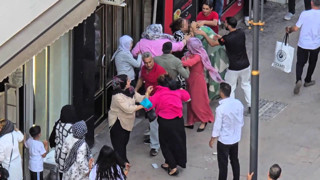 Kadınların kavgasında inanılmaz görüntüler! Kafasını ısırmaya çalıştı