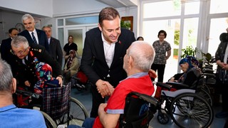 Balıkesir Büyükşehir Belediye Başkanı Ahmet Akın bayramda huzurevi sakinlerini unutmadı