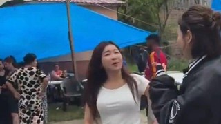 Koreli turistleri hem düğüne çağırdılar hem de paralarını aldılar