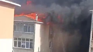 Diyarbakır'daki facianın ardından İstanbul'da 5 katlı binanın çatısında korkutan yangın