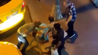 İstanbul'da taksicilerin yumruk yumruğa kavgası kamerada