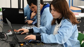 Türkiye'nin ''iş garantili okulu''nda kız öğrenciler ''erkek işi'' denilen meslekleri sahiplendi!