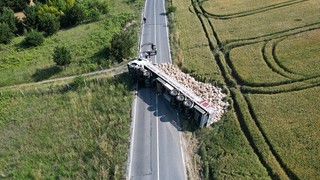 İstanbul'da akılalmaz kaza: TIR devrildi, tonlarca ürün yola saçıldı