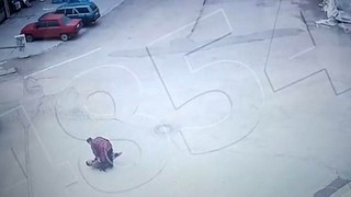 Zihinsel engelli vatandaşa sokak ortasında öldüresiye dayak