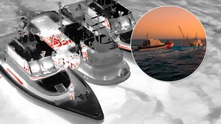Çanakkale açıklarında kaçak göçmenleri taşıyan bota film gibi operasyon!
