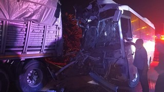 İşçi servisinin TIR'a çarptığı kazada can pazarı! Çok sayıda yaralı var