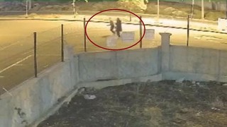 Kapkaçcıları pazarcı ve simitçi kılığındaki polisler yakaladı