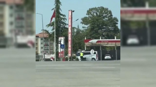 Trafik polisine karga saldırısı! Canını zor kurtardı