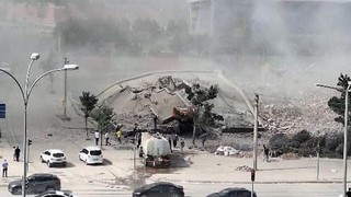 Yıktığı binanın altında kalan iş makinesi operatörü hayatını kaybetti