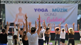 Müziğin ritmi Konyaaltı'nda Hayatpark'ta yoga ile birleşecek