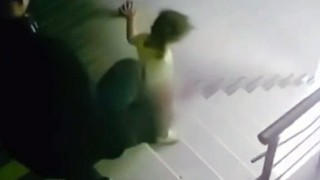 Bu ne biçim baba ? El kadar kız çocuğuna yaptıkları infial yarattı!