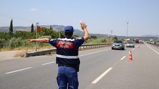 Otoyolda ''alkollü'' olduğundan şüphelendiği sürücünün midesinden çıkanlar şoke etti