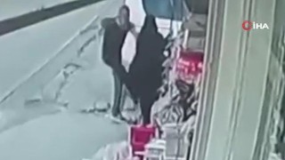 Yine boşanma aşamasında bir cani: İstanbul'da sokak ortasında kadına şiddet kamerada!