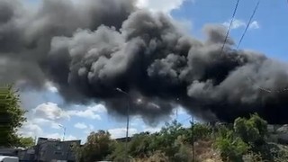 İstanbul'da geri dönüşüm tesisinde yangın! Rüzgarın etkisiyle büyüdü