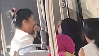 Belediye otobüsünde saç saça baş başa kavga! Tesettürlü kadına çirkin sözler