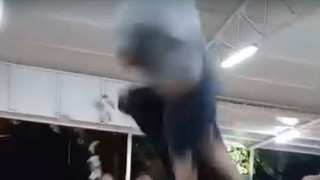 Boğa güreşi hastanede bitti: Boğaya para takmak isteyen bir kişi hayatının şokunu yaşadı