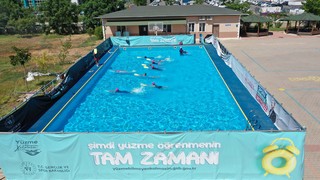 Antalya'nın deniz göremeyen çocuklarını taşıma havuzla suyla buluşturdular!