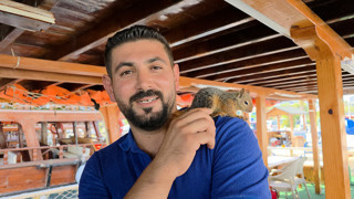 Omzundan bir an bile olsun inmiyor, gören dönüp dönüp bakıyor