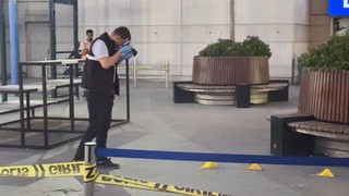 AVM önünde silahlı saldırı: Kanlar içinde yere yığıldı