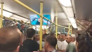 Trafikteki yol verme kavgası metroya sıçradı; vagonun içi bir anda karıştı!