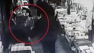 Pazar yerinde 2 kadın esnafın ''bel kıran'' müşteri kavgası kamerada!