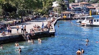 İstanbul kavruldu: Sıcaktan bunalan boğazın serin sularına atladı