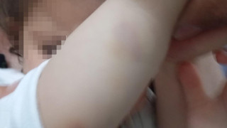 Bu ne biçim anne ? 1,5 yaşındaki minik kıza akılalmaz öz anne şiddeti kamerada!