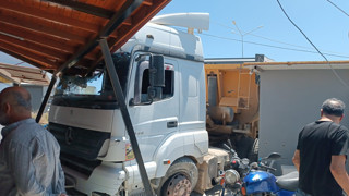 Çocuğun kullandığı kamyonun altında ezilmekten saniyelerle kurtuldular