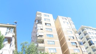 İstanbul'da 9 katlı apartmanın balkonu çöktü