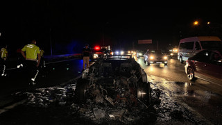 İstanbul'da lüks otomobil park halinde alev alıp küle dönüştü