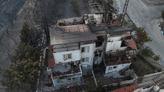 İzmir'deki orman yangınında alevler yerleşim yerlerine ulaştı, manzara korkunç!