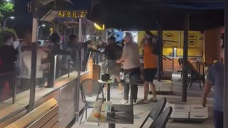 Starbucks şubesi savaş alanına döndü: Tekmeler, yumruklar...