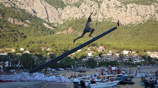 Antalya'da korku dolu anlar: 10 bin TL ödül uğruna hastanelik oldular...