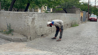 Polise yakalanacağını anlayan Suriyeli namaza durdu!