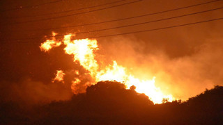 Çeşme'de alevler geceyi aydınlattı: 3 mahalle boşaltıldı, yol trafiğe kapatıldı