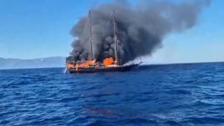 Turistleri taşıyan 27 metrelik lüks gulet alevler içerisinde kalarak battı!