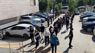 Masaj salonlarına fuhuş baskını: Çok sayıda gözaltı var