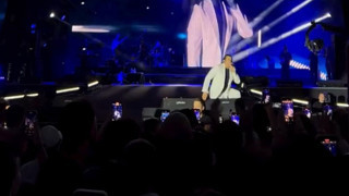 Bayhan konserinde korku dolu anlar; kendisini bir anda yerde buldu