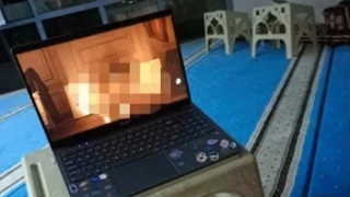 Kız öğrenci yurdunun mescidinde yetişkin film rezaleti: 2 kız öğrenci gözaltında!